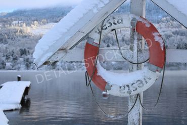 11. Snøkledd redningsbøye på badeplass.