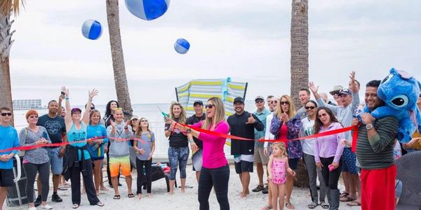 50 people on tampa bay beach with lots of people in attendance smiling. www.whatsuppaddlesports.com