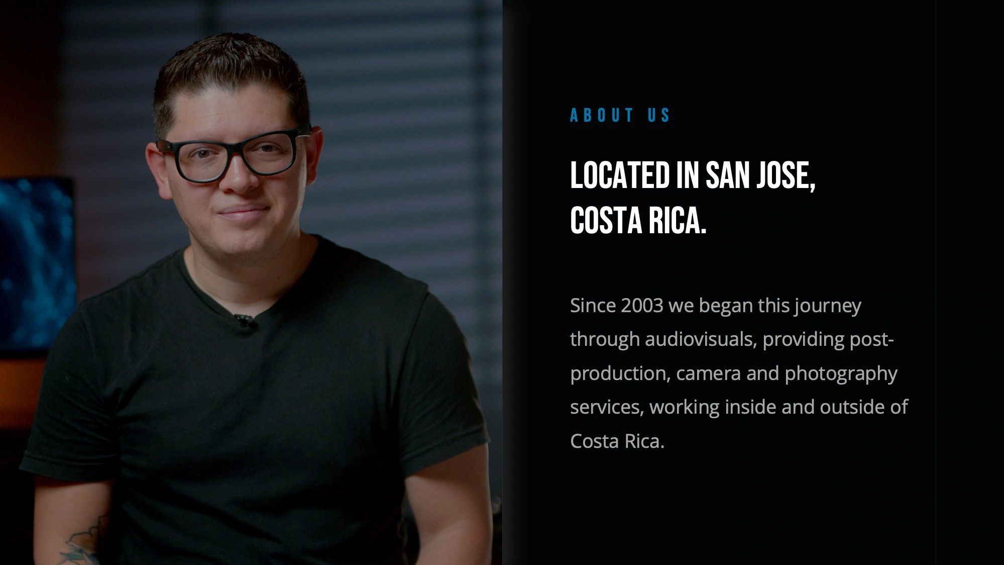 Man with glasses and tattoo, introducing audiovisual services from San Jose, Costa Rica.