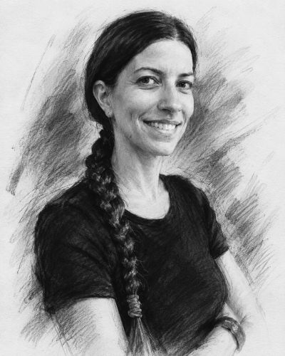 Retrato en blanco y negro de una mujer sonriente con trenza.