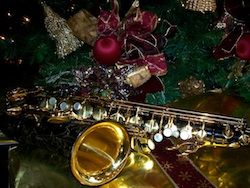 Free Christmas Saxophone Wallpaper / Screensavers - Dark Picture - For Cell Phones - Black Yamaha Alto Saxophone under the tree.