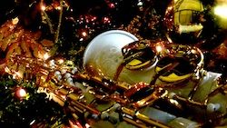 Backgrounds - Wallpaper - Screensavers - for HD 19:9 Computer Displays - White Christmas Saxophone under the Christmas Tree