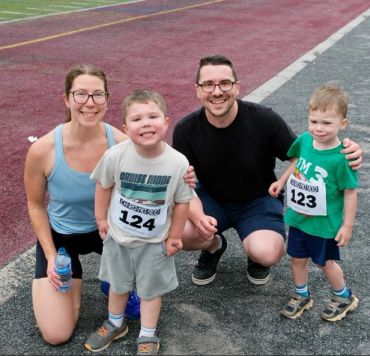 Famille souriante après une course.