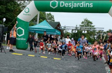 Départ d'une course pour enfants sous une arche Desjardins.