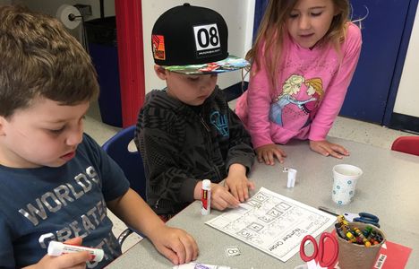 kids are drawing and coloring 