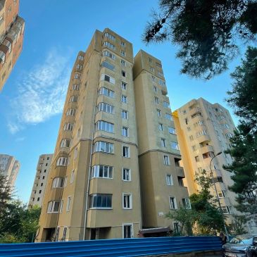 Gökyüzü altında apartman binaları.