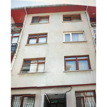 4 katlı beyaz bina ve pencereleri