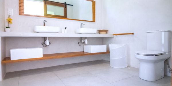 Clean crisp modern Bathroom 