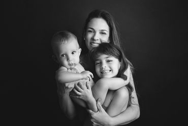 Ensaio entrelaçados em estudio em belo horizonte. Uma história de amor contada em preto e branco.