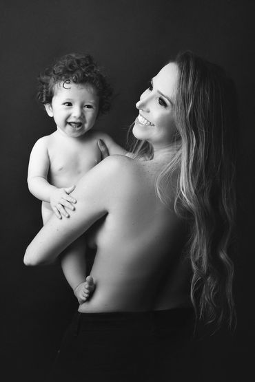 Ensaio entrelaçados em estudio em belo horizonte. Uma história de amor contada em preto e branco.