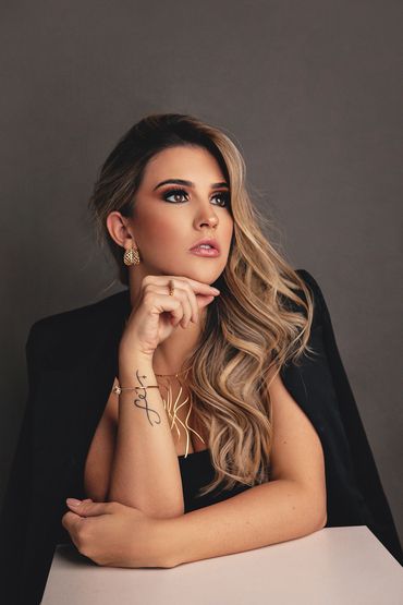 Ensaio corporativo em estudio em belo horizonte. Fotografia para Profissional. Foto empresarial.