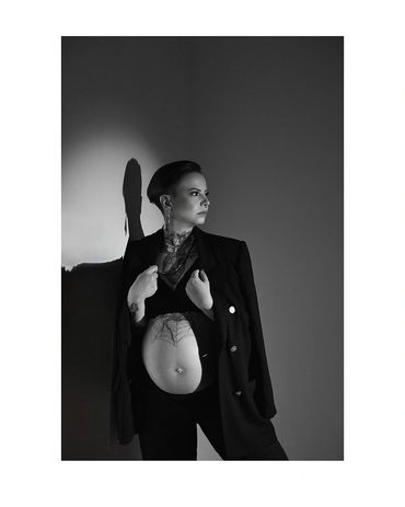 Ensaio gestante fashion preto e branco em estudio em belo horizonte