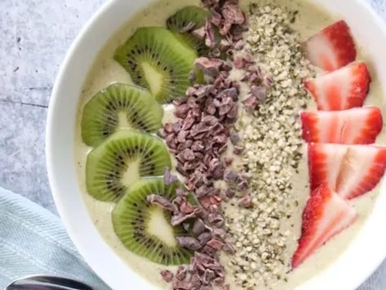 kiwi strawberry smoothie bowl