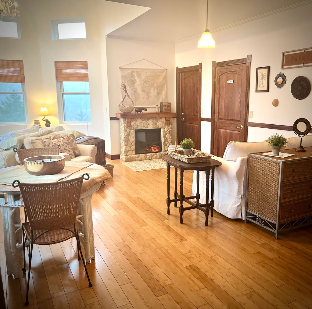 King's Turret Suite
King size bed 
Shower/tub combo bathroom 
Occupancy 2