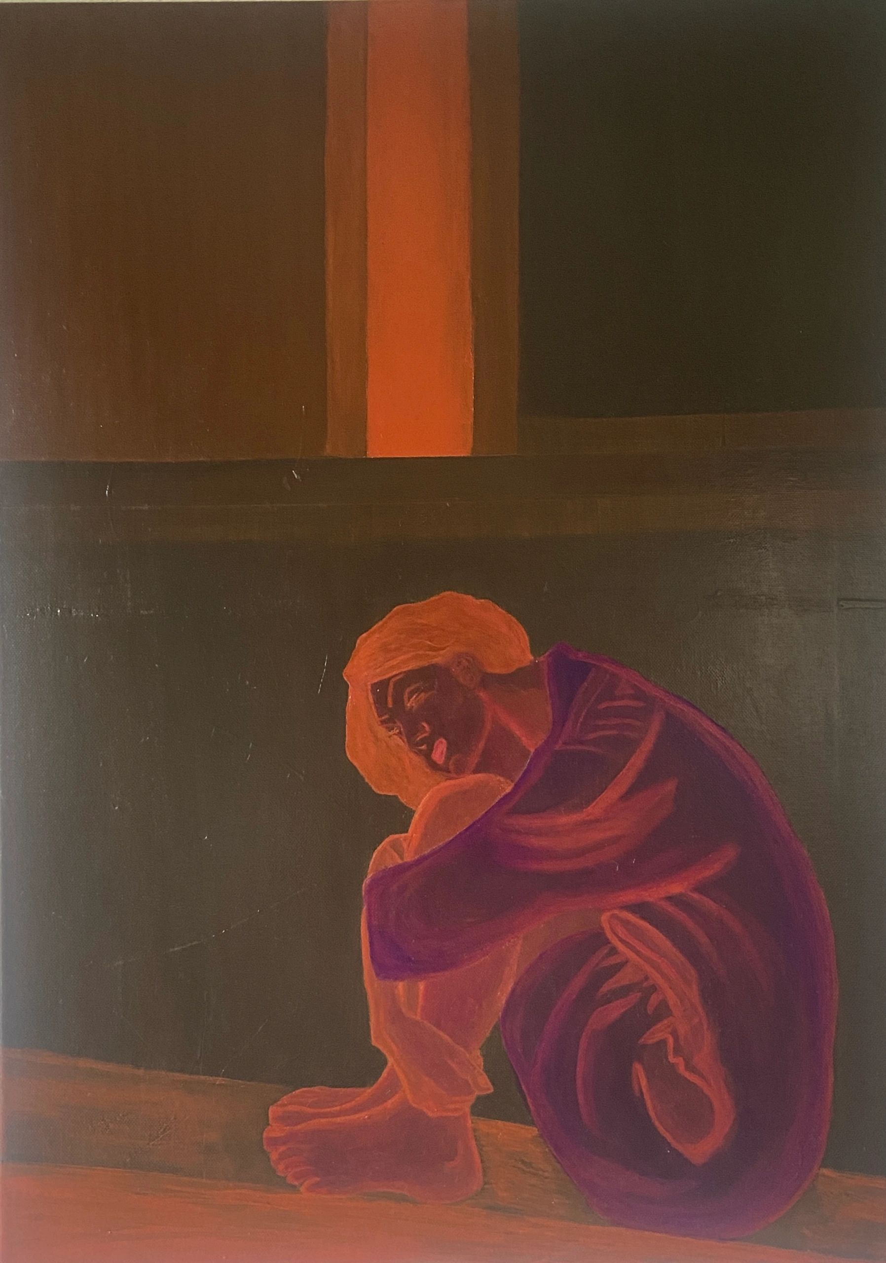 Figura humana en tonos rojos y morados en pose introspectiva.