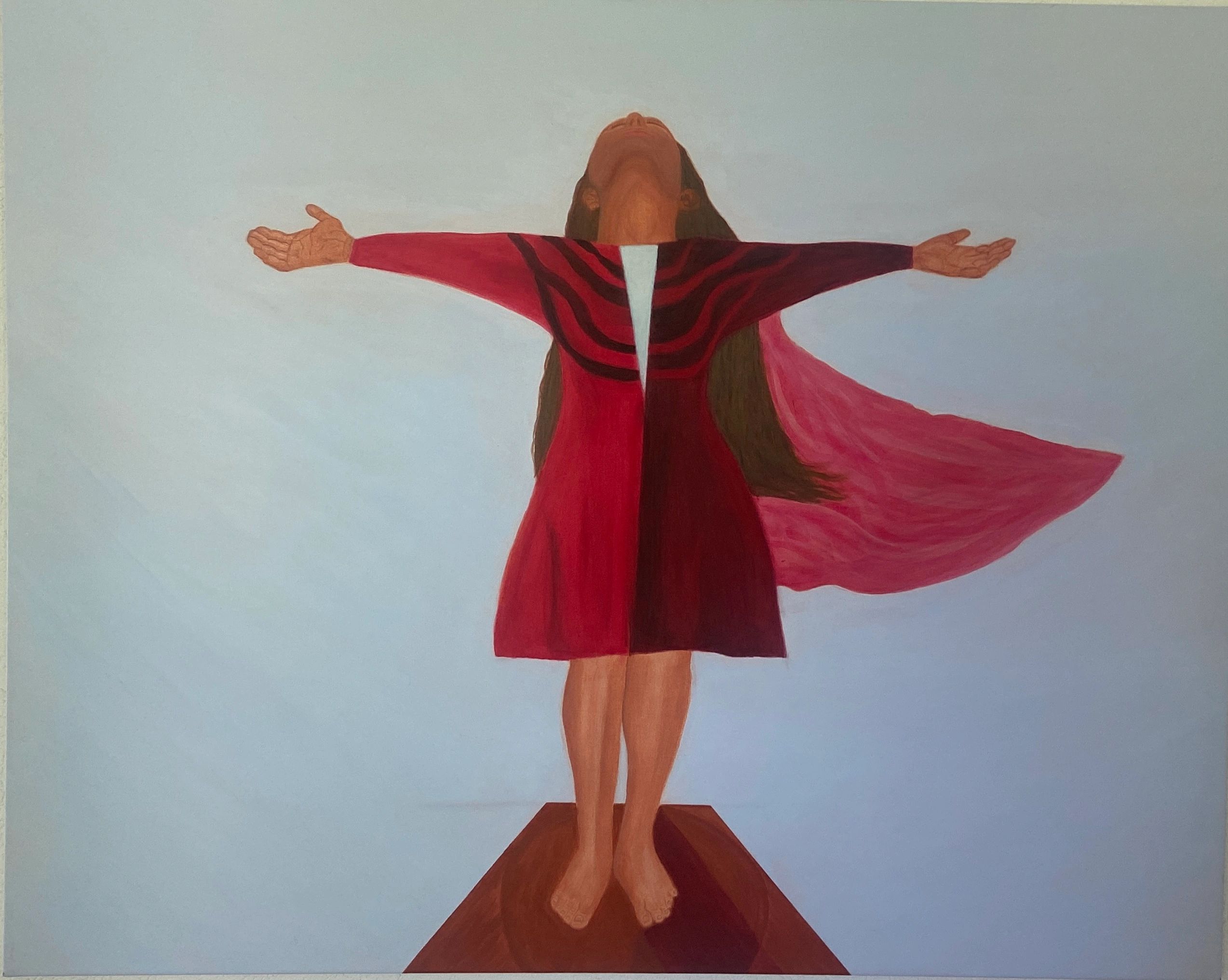 Mujer en vestido rojo con los brazos abiertos y cabeza hacia arriba.
