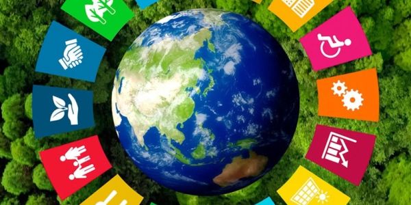 El planeta Tierra rodeado de iconos de desarrollo sostenible.