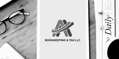 tablet con el logo encima de una mesa