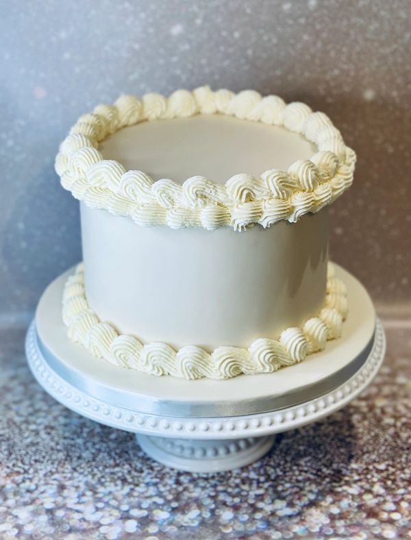 Simple single tier ivory fondant wedding cake with ivory buttercream piping