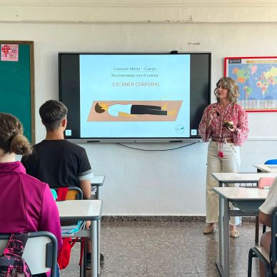Clase sobre escáner corporal en un aula.