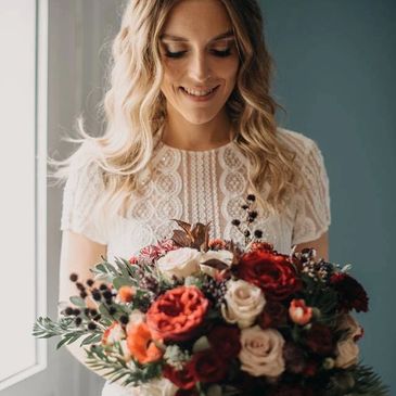 mariée regardant son bouquet de fleurs de mariage