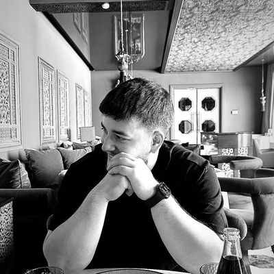 Oprichter en CEO van MB Solutions in stijlvolle loungeomgeving