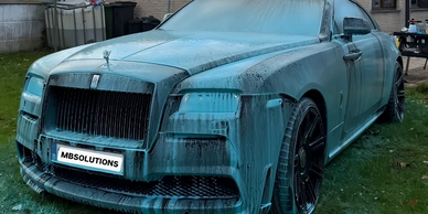 Rolls-Royce bedekt met schuim tijdens auto reiniging op locatie