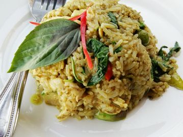 Green Curry Fried Rice (ข้าวผัดแกงเขียวหวาน) - Thai Halal Food