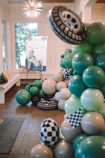 Decorative balloons and a welcome sign for a child's birthday and baptism party.