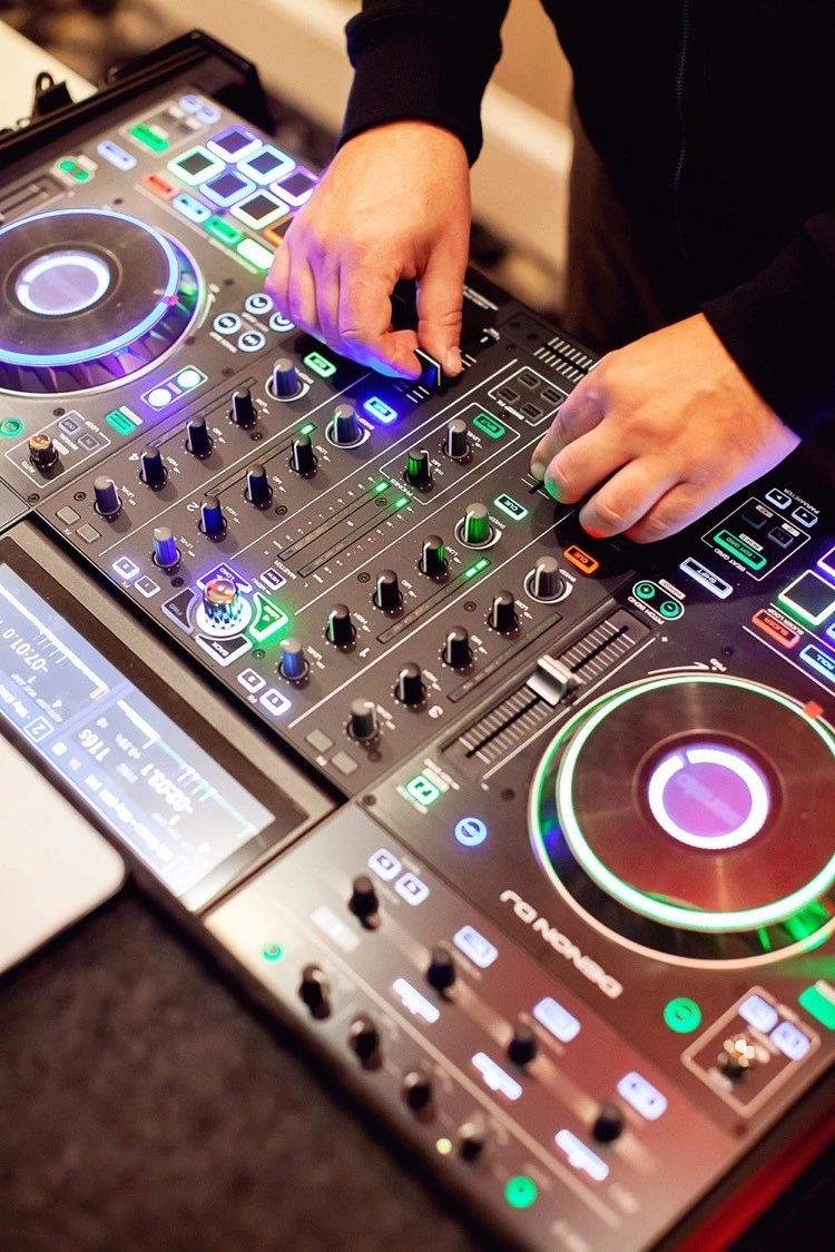 DJ Thrilla Top Rated Boston Wedding DJ MC