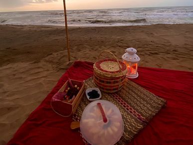 Picnic en la playa de Dibulla la guajira Colombia. Vino espumoso, tabla de quesos y jamones, y fruta