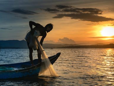 Pescador artesanal en el mar caribe frente a las playas de dibulla la guajira colombia. 