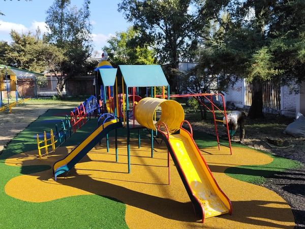 Instalación de pisos en caucho de llanta reciclada- AVIHULEX-parques Queretaro