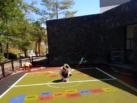 Instalación de pisos en caucho de llanta reciclada AREA DEPORTIVA AVIHULEX  MÉXICO