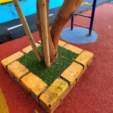 Instalación de pisos en caucho de llanta reciclada CAJETES DE ÁRBOLES AVIHULEX  MÉXICO