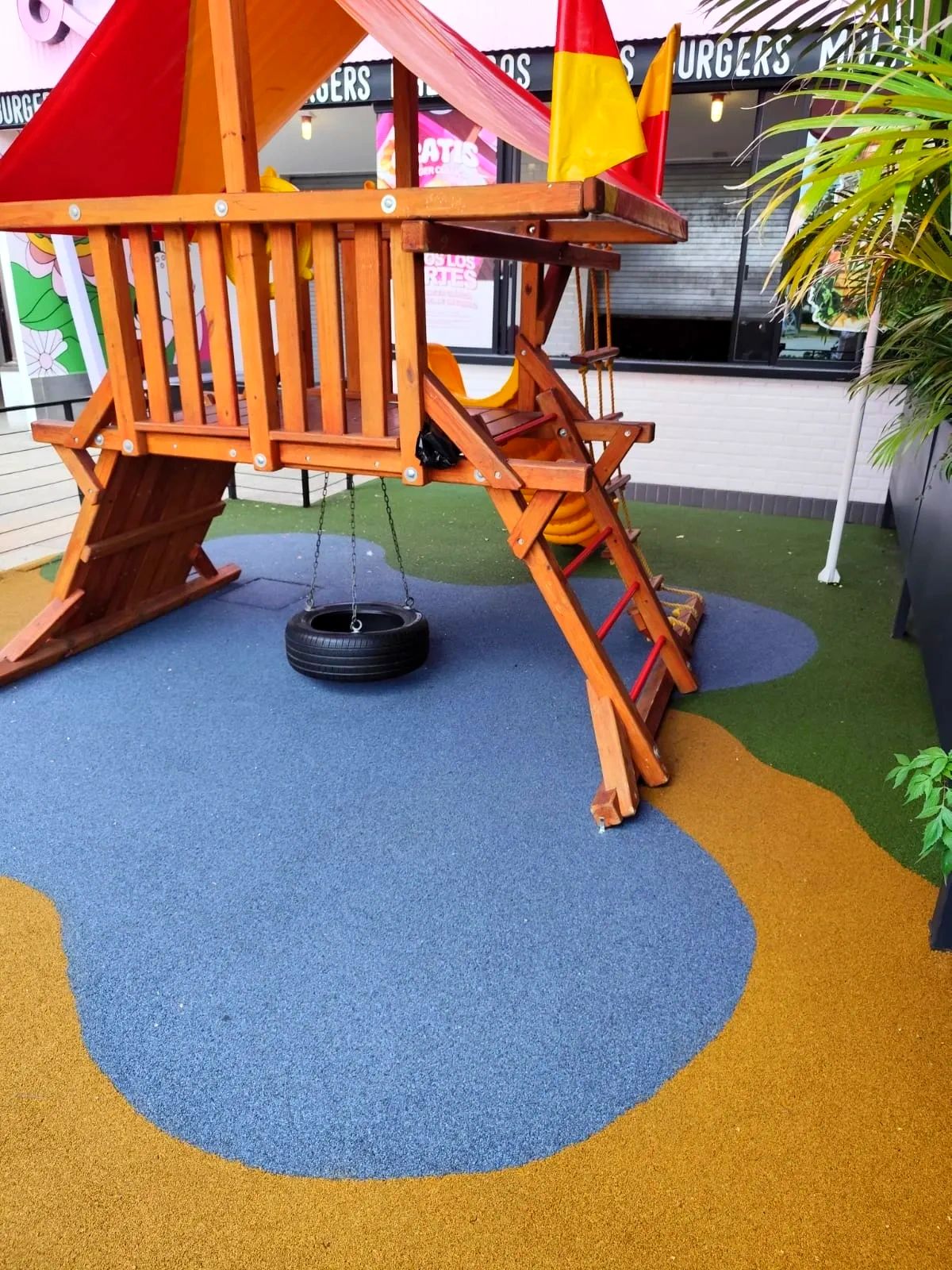 Instalación de pisos en caucho de llanta reciclada EN PARQUES AVIHULEX  MEXICO