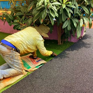 Instalación de pisos en caucho de llanta reciclada CAJETES DE ÁRBOLES AVIHULEX  MÉXICO