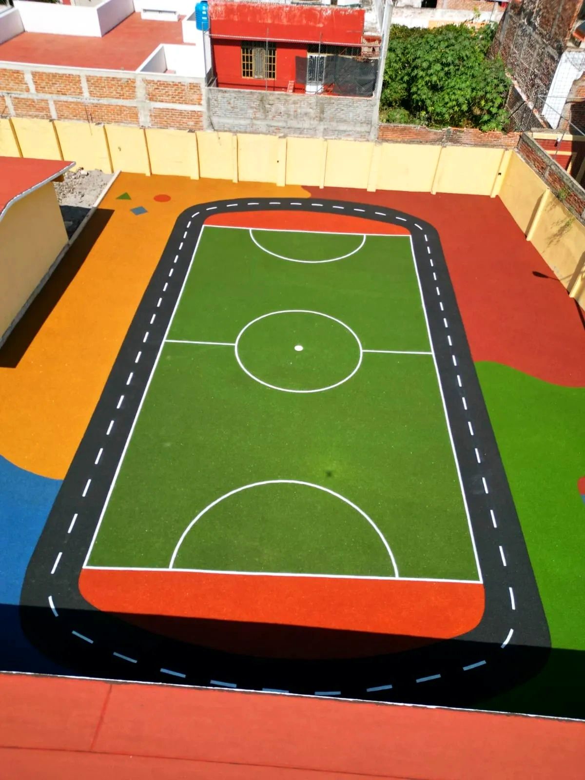 Instalación de pisos en caucho de llanta reciclada AREA DEPORTIVA AVIHULEX  MEXICO