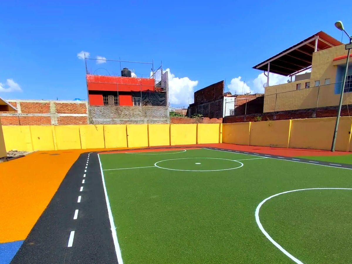 Instalación de pisos en caucho de llanta reciclada AREA DEPORTIVA AVIHULEX  MÉXICO