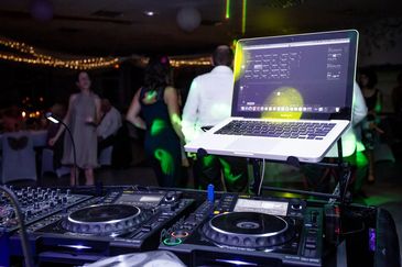 un debut de mariage lors d un nuit d ete  dans le departement de la Manche