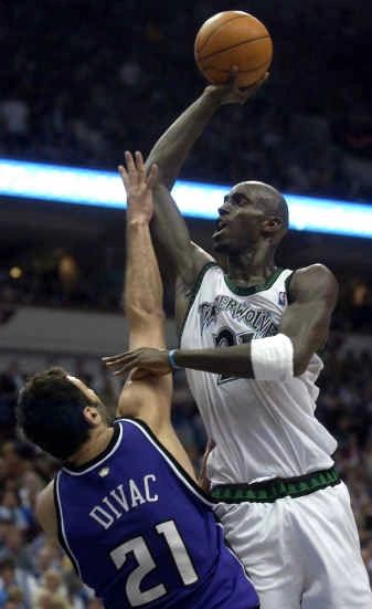 Kevin Garnett (21) of the Minnesota Timberwolves drives to the basket and  scores two of his 15 points against the Washington Wizards on February 21,  2006 in the first half at the