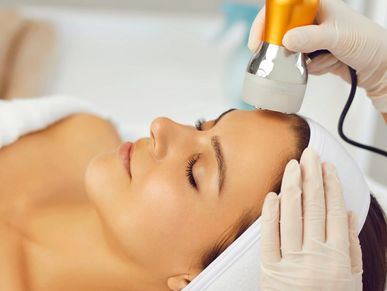 Formación completa en cuidado de la piel, tratamientos faciales y corporales, maquillaje, depilación