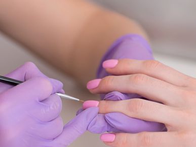 Desarrolla destrezas para ofrecer los servicios de la ejecución  el arte de refinar y hermosear las 