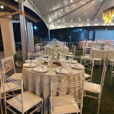 Mesas decoradas para evento em ambiente ao ar livre.