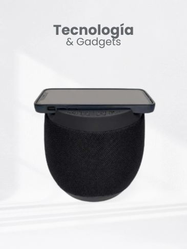 Altavoz inteligente con teléfono encima.