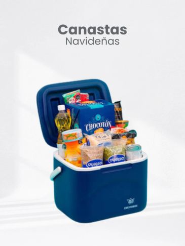 Canasta navideña con productos festivos.