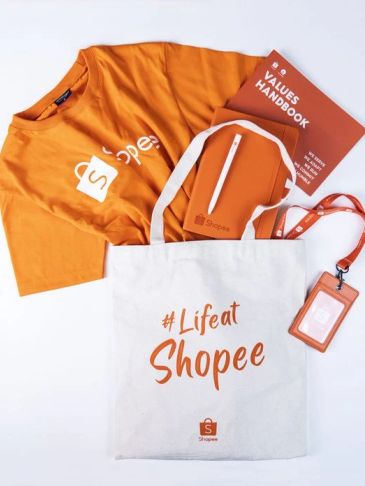Artículos promocionales de Shopee en colores naranja y blanco.