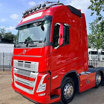 Red Volvo FH truck parked in an outdoor area.