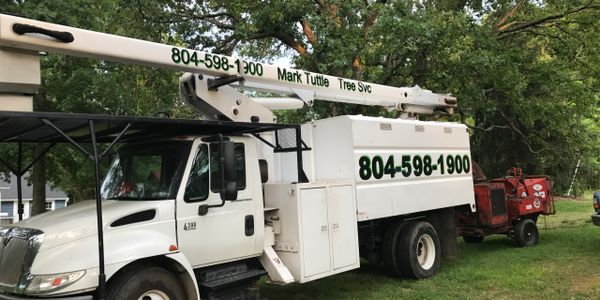 Tree service Richmond Va bucket truck with wood chipper in back