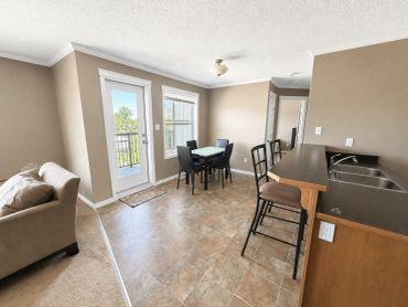 Bright and airy apartment with kitchen and dining area.
